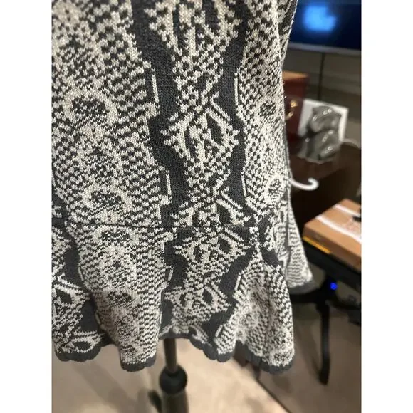 ⭐️ Women’s Cabi Sleeveless Sweater W/ Peplum Bottom Size Medium - Picture 2 of 5